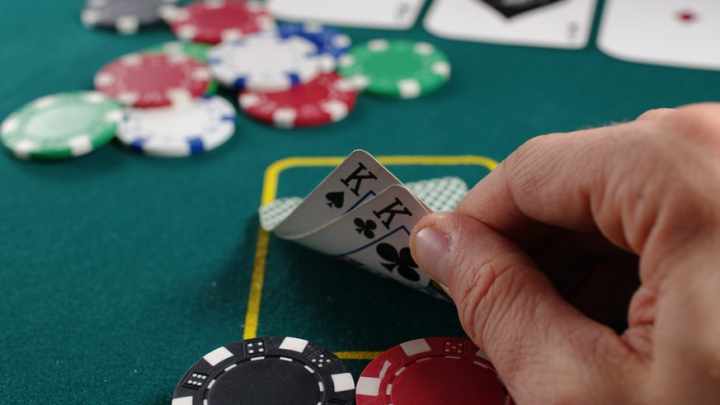 A Professional Poker Player or a Gambling Addict – Is There a Difference?