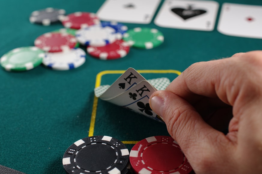 A Professional Poker Player or a Gambling Addict – Is There a Difference?